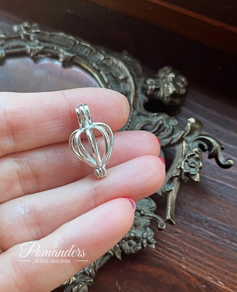 Szív alakú nyitható ezüst szelence 