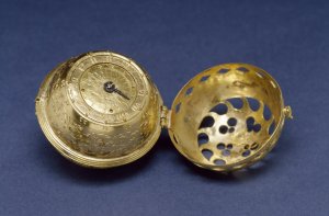 german-spherical-table-watch-melanchthon-s-watch-walters-5817-view-c.jpg