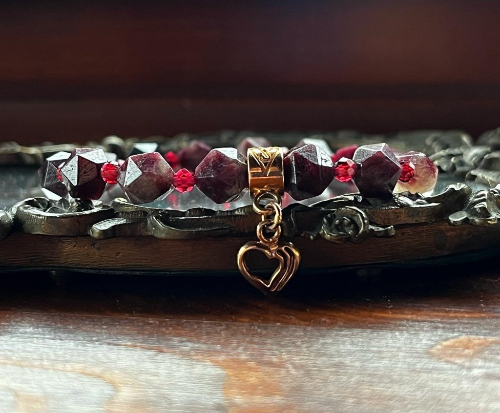 Bordó turmalin karkötő apró gránátokkal és 14 karátos rosegold szívvel